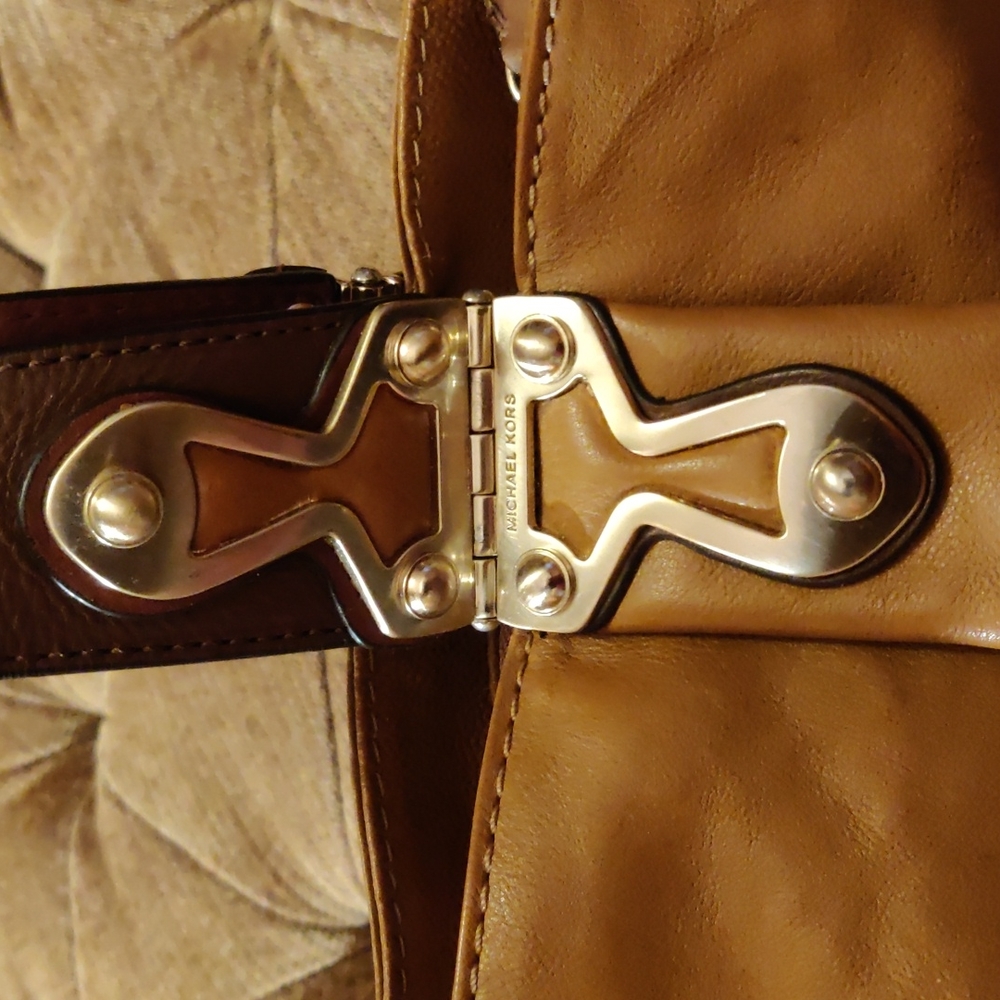 Machael Kors handbags. Good condition. Beige with dark brown and gold details. - Picture 2 of 6